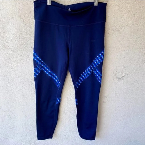 GapFit G-Fast Mid Rise Navy Geo Print 7/8 Leggings medium - Picture 2 of 5